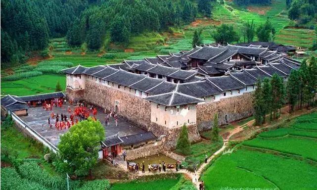 中国式奇迹的古堡漂浮沼泽上百年 无人居住却不见蜘蛛网