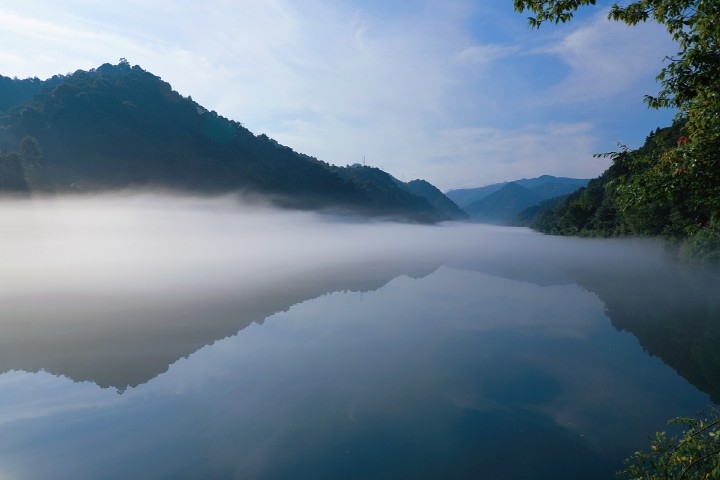 一江东水雾中流