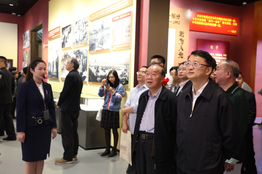 省政府驻深办干部职工参观广东改革开放40周年展览