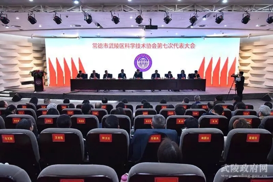 莫汉桃寄语全区广大科技工作者：科技工作要向前看，向未来看