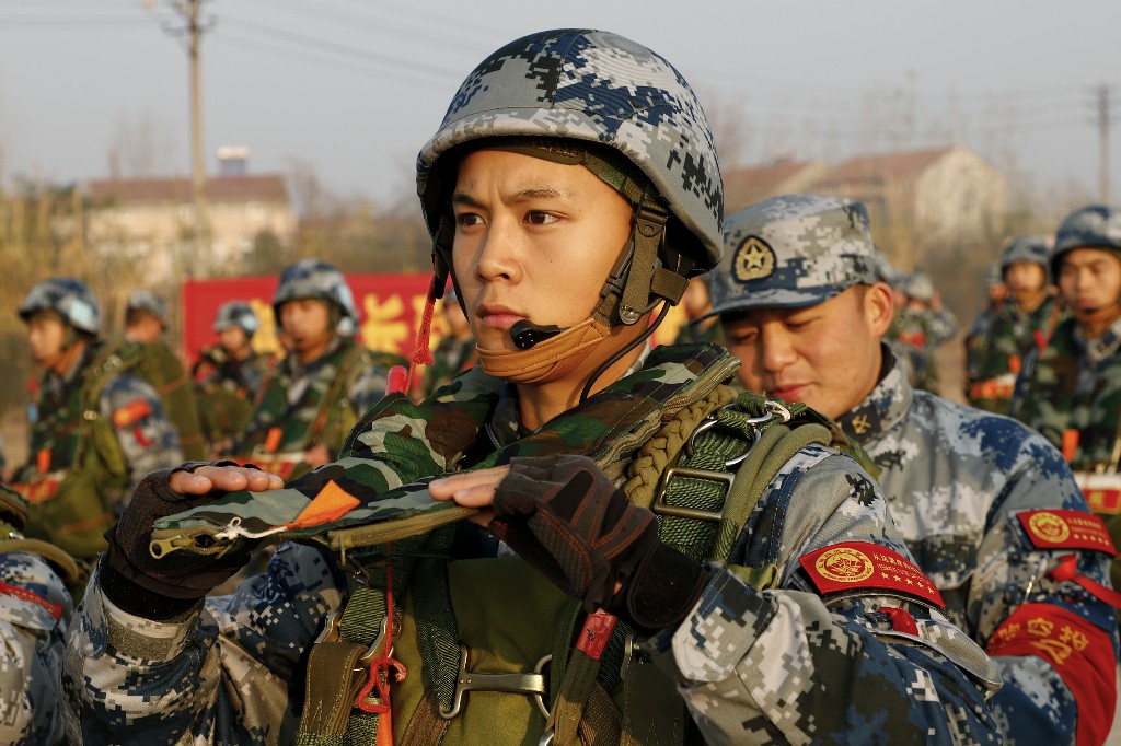 12月13日,空军空降兵某部千余名新兵在经历高强度伞降训练后,完成了