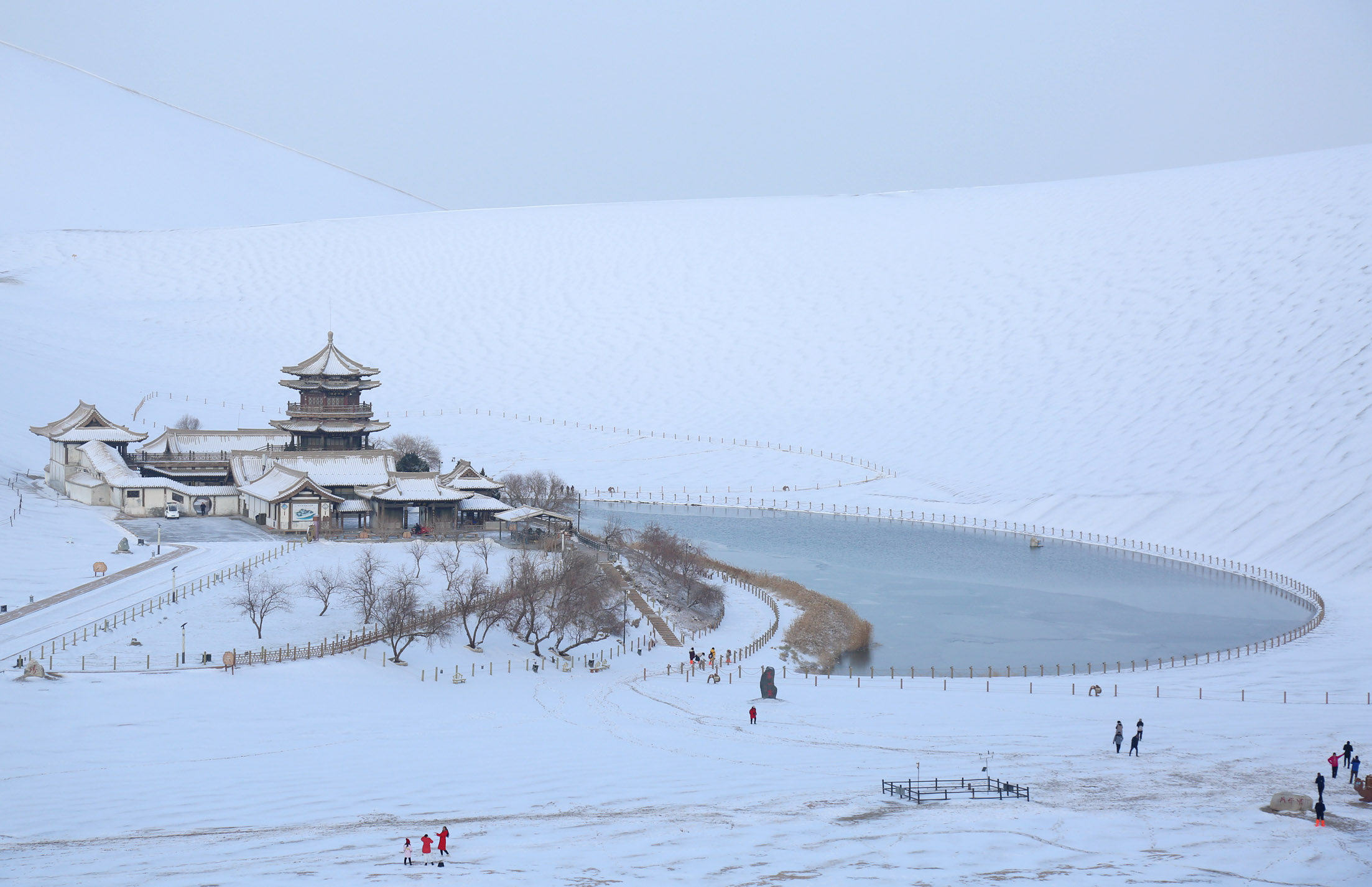 日,游人乘船在江苏省盱眙县天泉湖"水上森林"景区内游览(无人机拍摄)