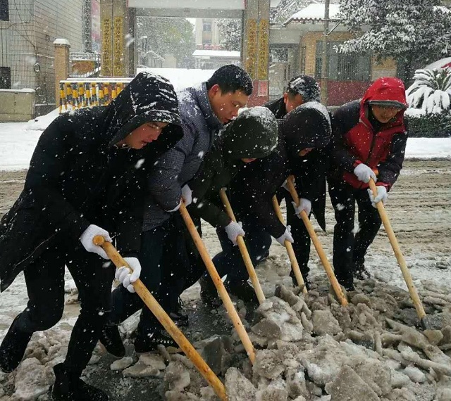 冷水江市數(shù)千干部群眾奮戰(zhàn)抗擊冰雪一線