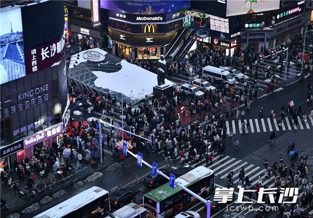 雪后长沙黄兴路步行街人流如织跨年夜五一商圈人气旺