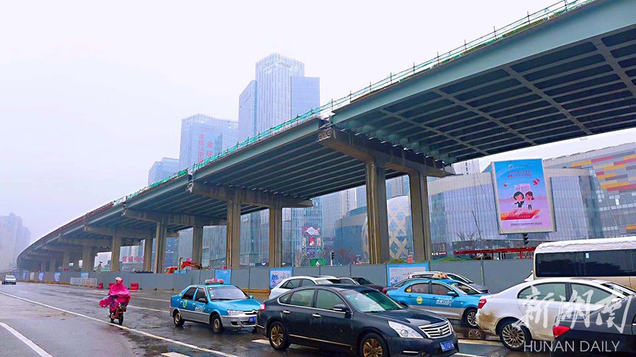 1月2日,来往车辆在长沙湘府路快速化改造工程高架桥下通行.