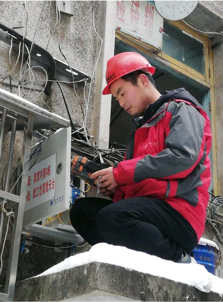 湖南银装素裹,全省被冰雪覆盖,道路结冰,通信线路上更是被冰雪包裹,有