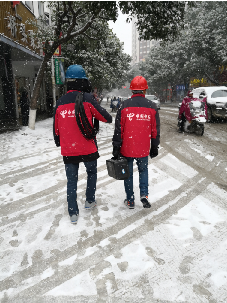 邵阳绥宁电信装维人员黄思勇,李永韬冒雪赶往用户家装机