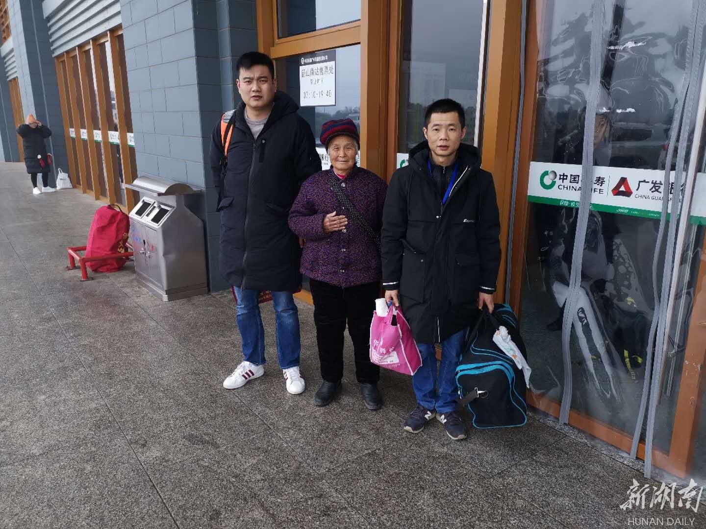 韶山市救助管理站千里护送河南古稀老人回乡