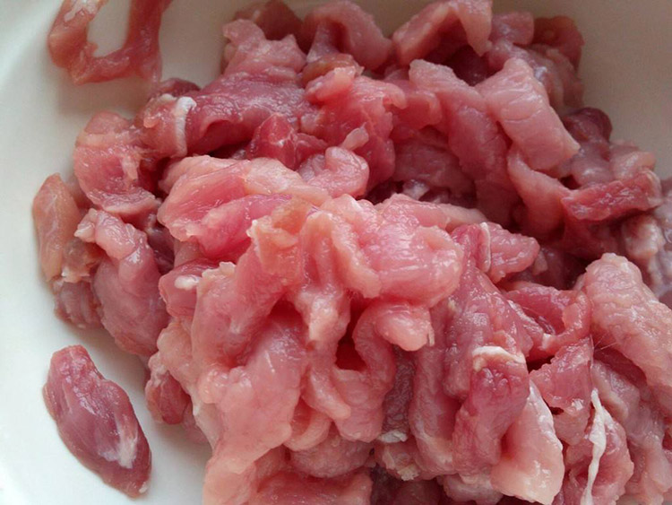 少量食用畜肉的瘦肉:猪牛羊肉可以吃,但是要选择少量的精瘦肉,偏向