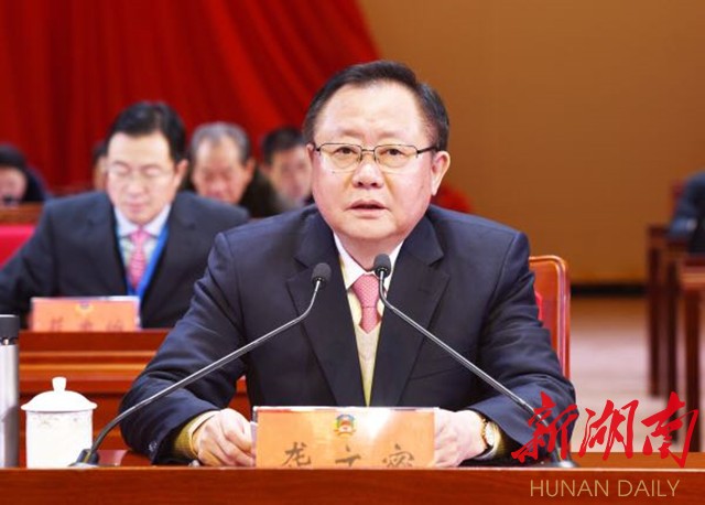 上午9时,肖益林宣布政协邵阳市第十二届委员会第三次会议开幕,全体