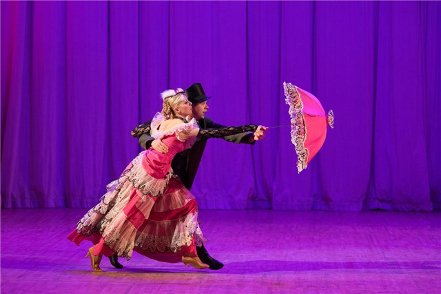 云步是俄罗斯小白桦舞蹈团的标志舞步