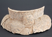 白陶彩绘鸟纹双耳罐： 长沙出现最早的图腾符号