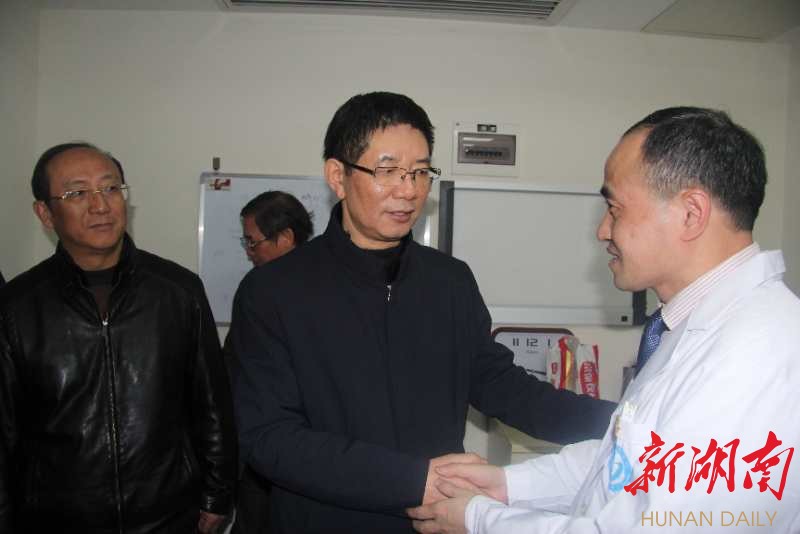 刘事青看望慰问劳模代表和困难群众