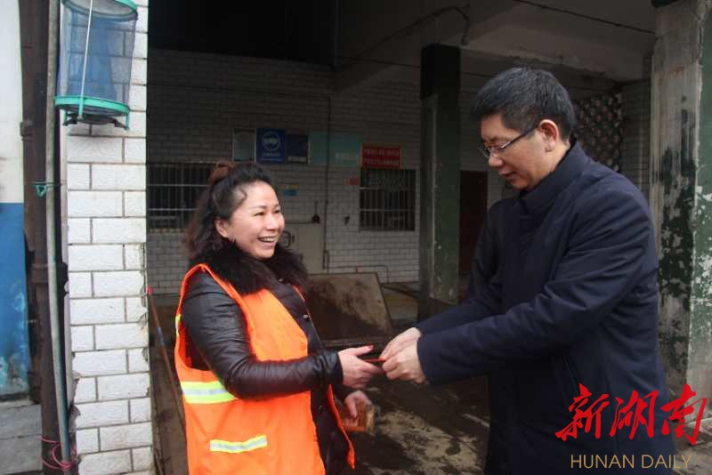 刘事青看望慰问加班企业职工和城管环卫警务交通一线工作人员