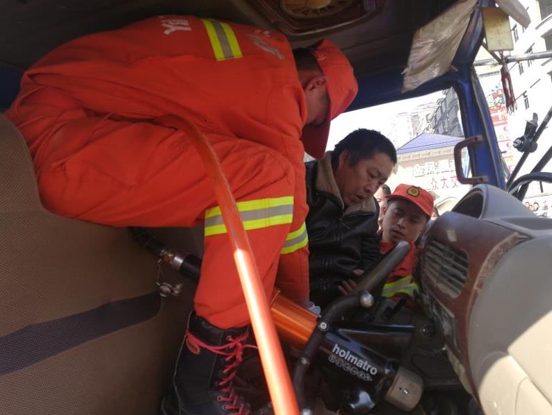 两货车相撞司机被困 岳阳消防成功救援