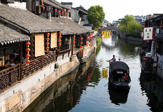 春节游热门线路满团，“反着跑”更省钱