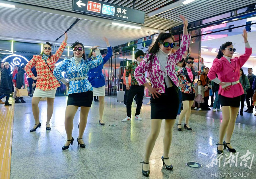 小年穿越长沙地铁惊现80年代快闪舞