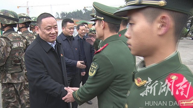 赵宇、刘朝晖走访慰问驻县部队官兵和优抚对象