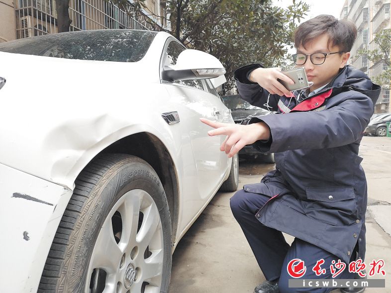 奔走在街头把车当办公室 车险查勘员为市民出行"保驾护航"