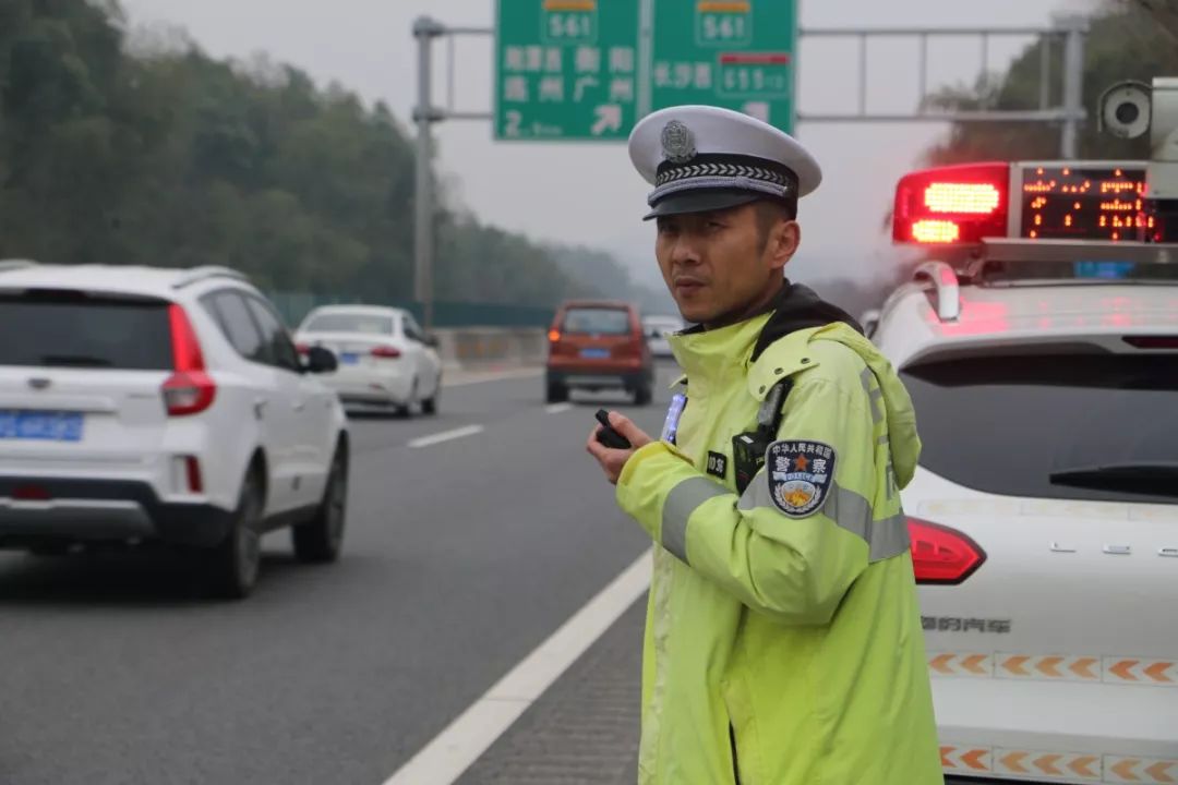 湖南高速警察春节我在岗
