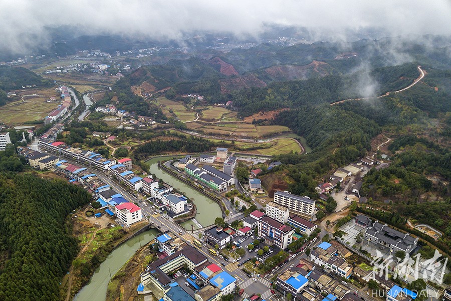 起自浏阳城区荷花街道,经澄潭江镇,中