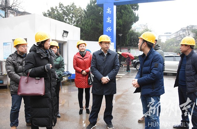 陈爱民现场调度岳塘人民剧院项目推进情况