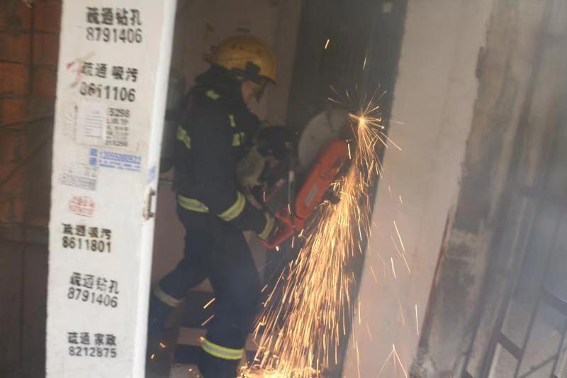 民宅起火老人被困 消防队员成功救援