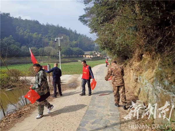 韶山乡开展“阳光五号”学雷锋志愿服务活动