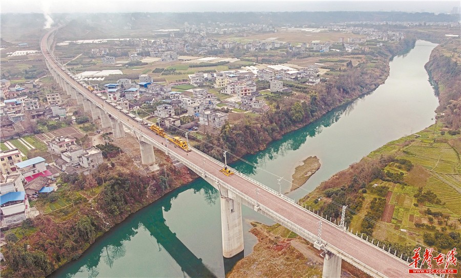 黔张常铁路湖南段完成铺轨