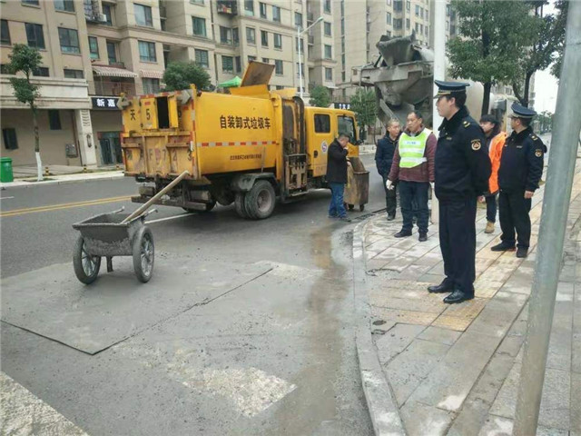 图方便破坏污染城市道路  水泥罐车司机被罚款3000元