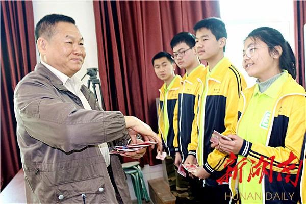 王国丰为学生发放助学金.