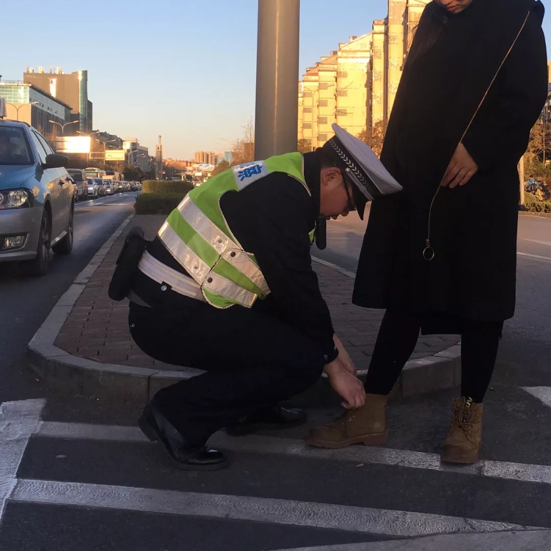 他一个弯腰被抓拍网友怒赞真帅