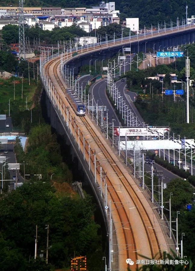 2017年7月3日,城轨列车奔驰在时代特大桥上.
