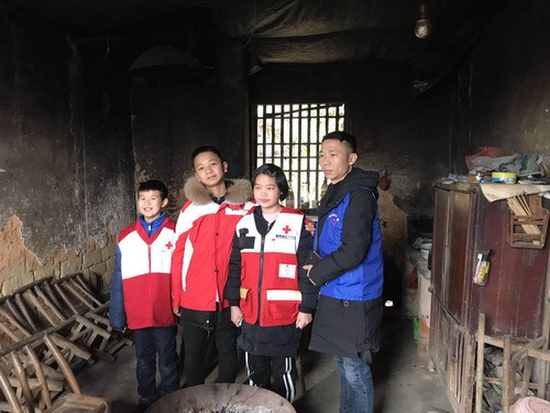 湖南省红十字会爱心志愿服务队节前慰问特困孤儿