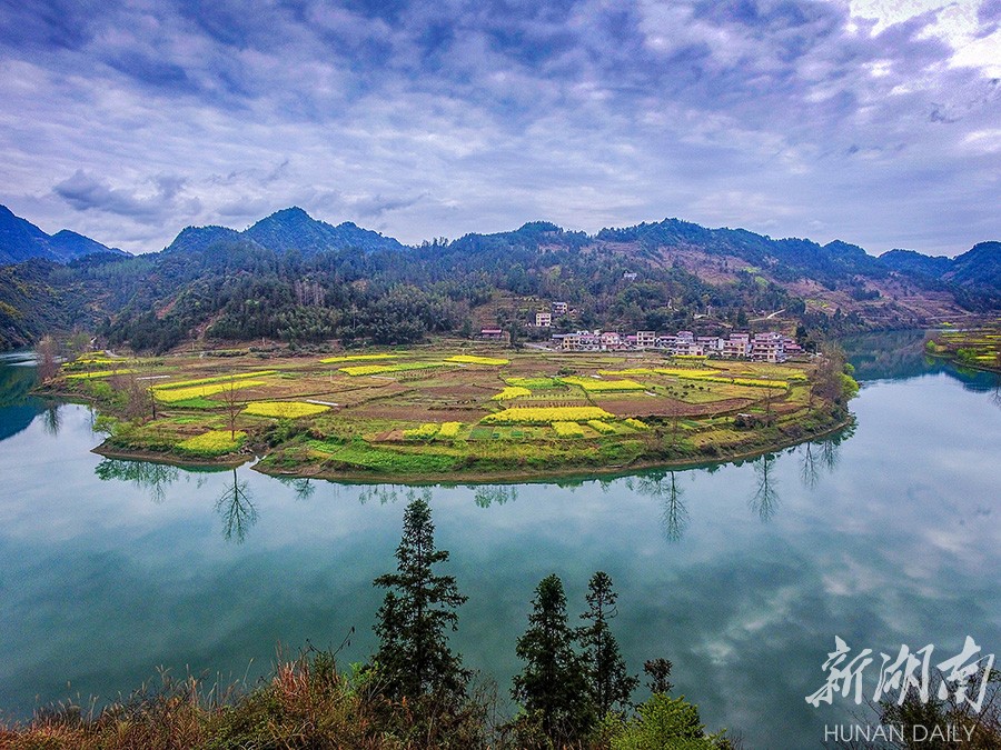 3月23日,龙山县洗洛镇小河村,酉水河静静地流淌着,像一条碧绿的腰带