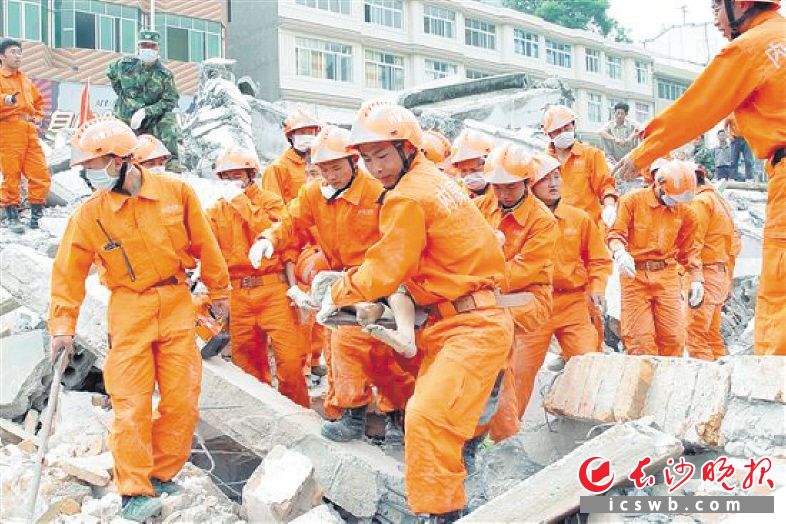 英雄不朽中南大学教授聂茂创作完成万行长诗共和国英雄献礼中华人民