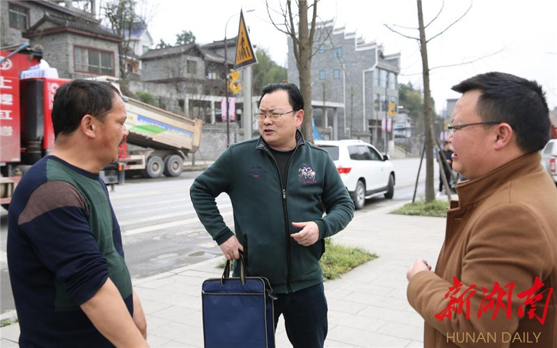 凤凰县委常委,政法委书记姚文凯暗访,检查社区扫黑除恶工作