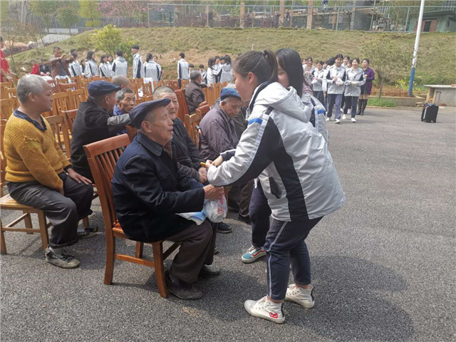 老少同乐传美德，韶山学子看望敬老院老人