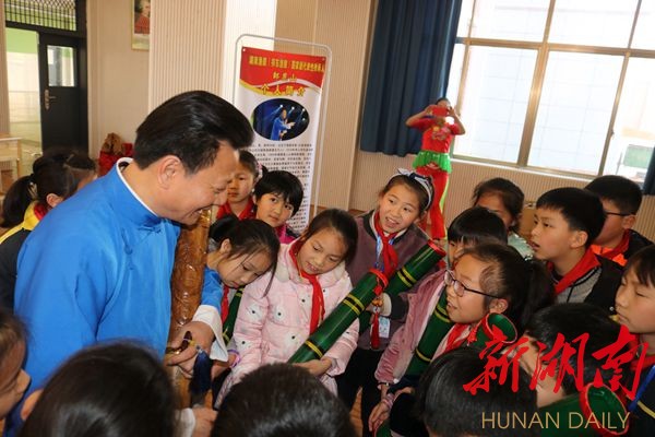 "砰,砰,砰……"教室里,邹昆山手持渔鼓筒一边自己伴奏一边即兴唱了几