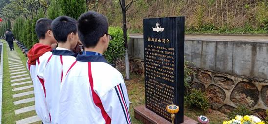 缅怀英烈承遗志 文明祭祀寄哀思