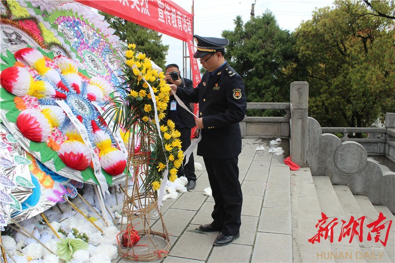 缅怀革命先烈·重温入党誓词——龙山县城管局清明节祭扫革命先烈