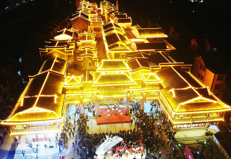 4月9日晚,夜色中的江华瑶族自治县水口新镇瑶都水街金碧辉煌,吸引不少