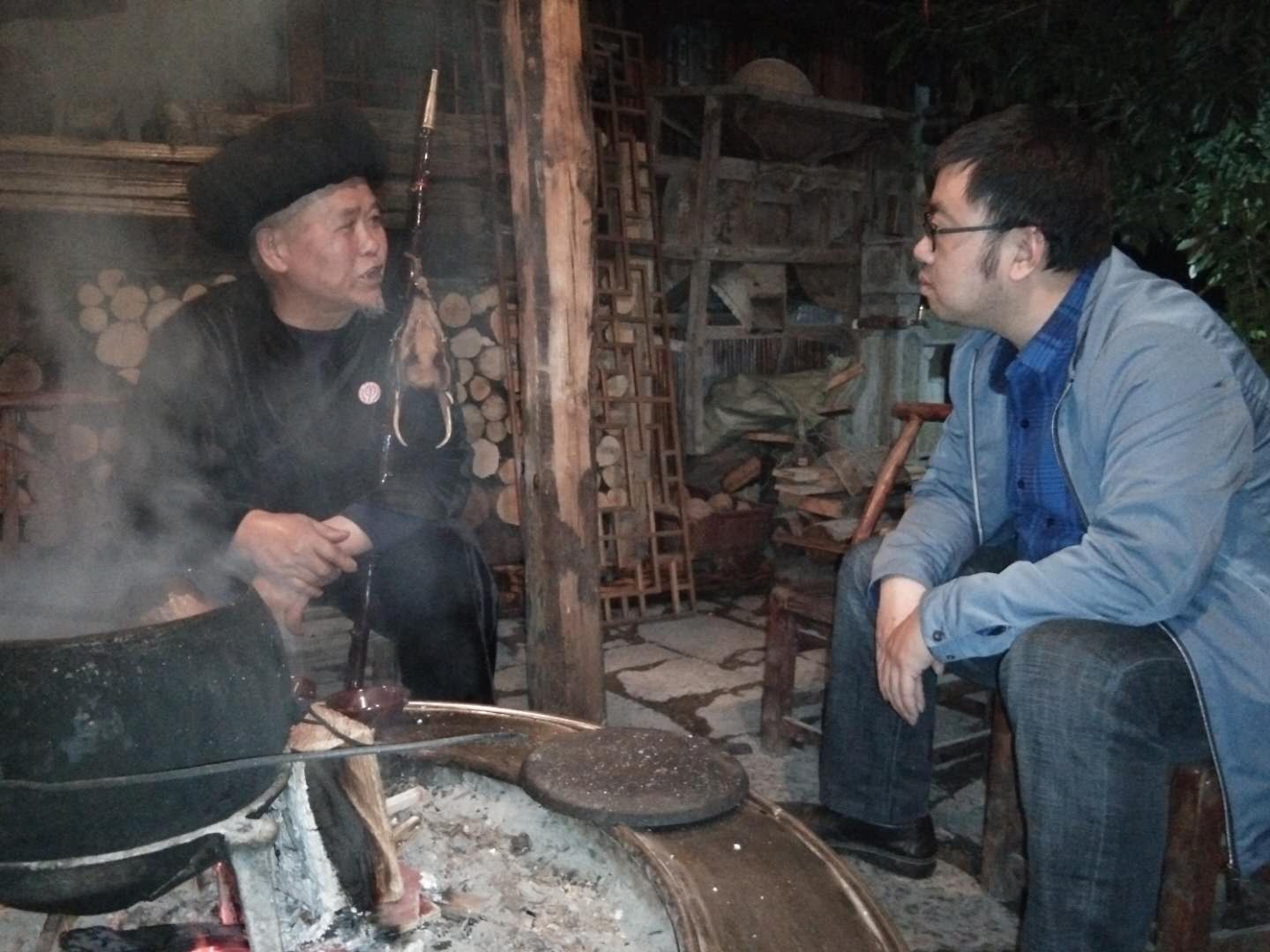 永顺扶贫札记2丨芙蓉镇里围炉夜谈，70岁的年轻人山歌赞扶贫
