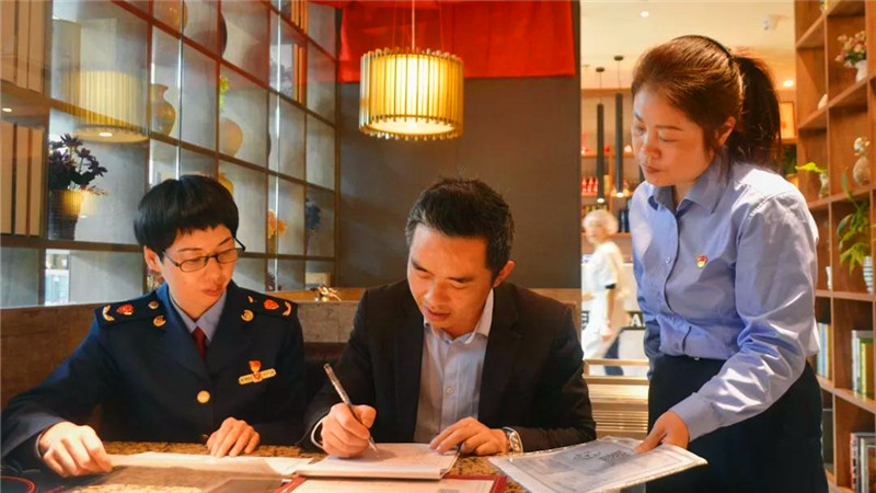 武陵区职能部门入驻万达广场零距离服务