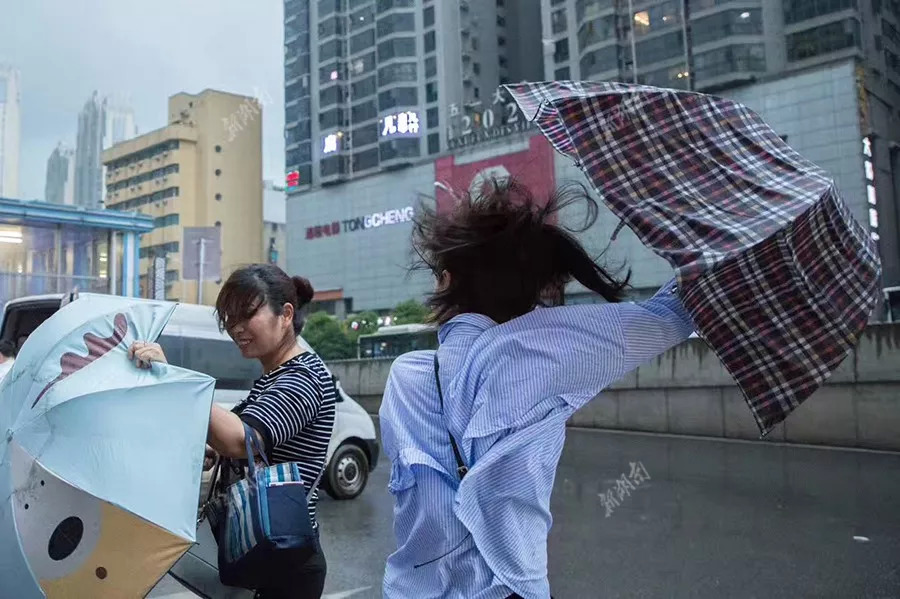 前方高能:湖南暴雨大风雷暴模式即将开启!