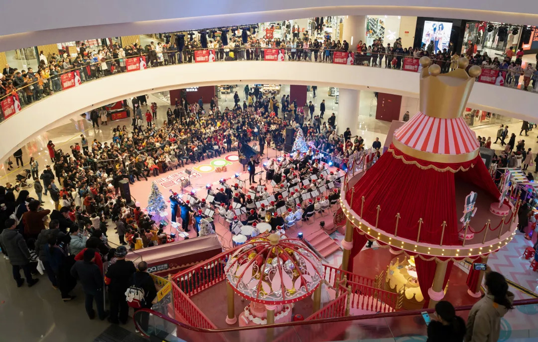 商场音乐会校外小街拥有童心众人推车闲看风云年年如意风雪无阻等待