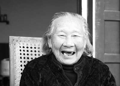 周素加 |老太“抢”着做家务