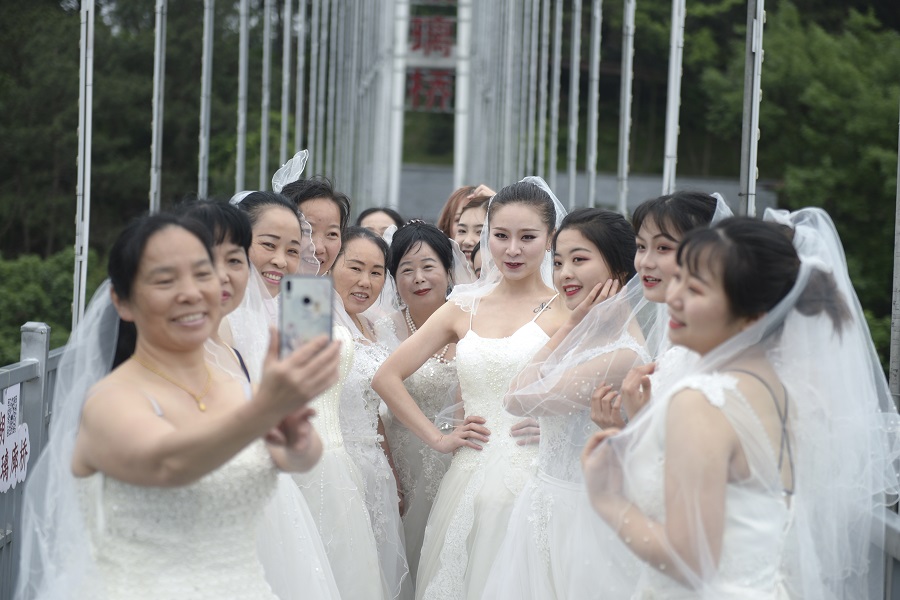 玻璃桥上唯美母女婚纱照，致敬平凡劳动者