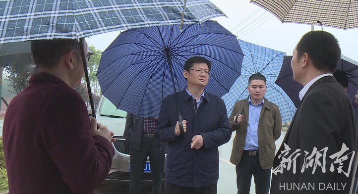 杨昶调研重点项目建设工作时指出：要善待投资者