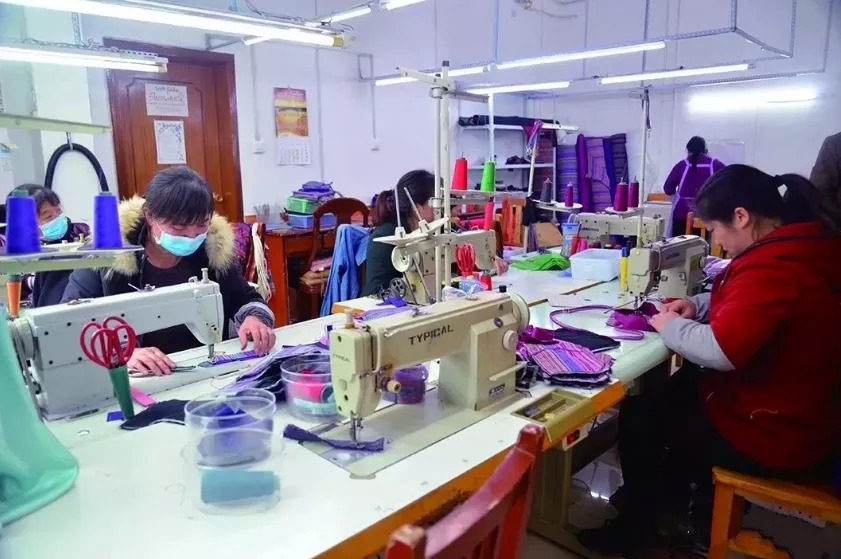 [湘西] 这对美国夫妇定居凤凰15年,还开了一家手工苗绣加工厂.